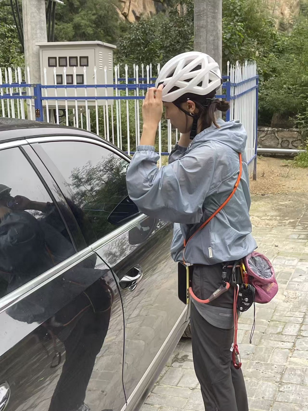 停车场旁边有两个电线杆,此时的799还不知道今天会发生什么 /posts/waigua-liezao/3e6e2add958fe2a3b181bc351a2c5ade.jpg